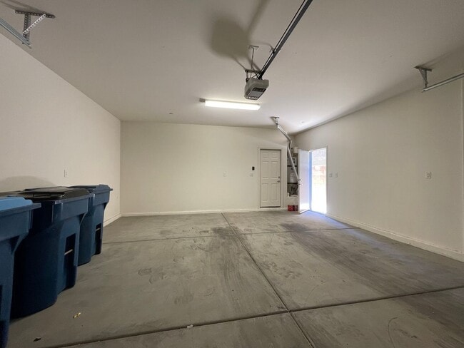 Building Photo - 4 BED 2.5 BATH 2 CAR GARAGE SINGLE FAMILY ...