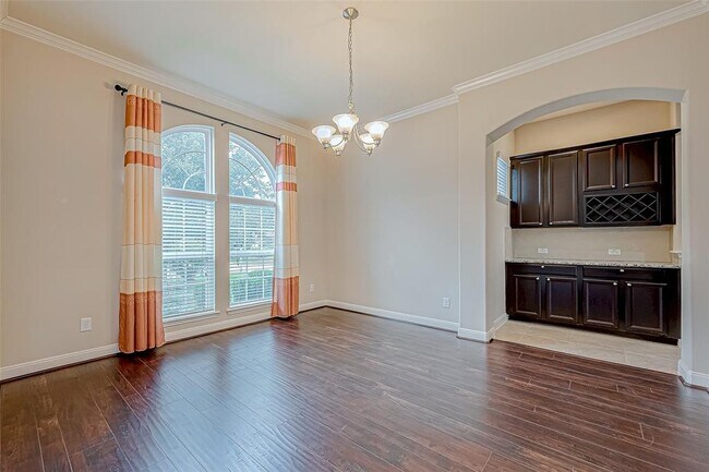 Building Photo - 25719 Oakwood Knoll Dr