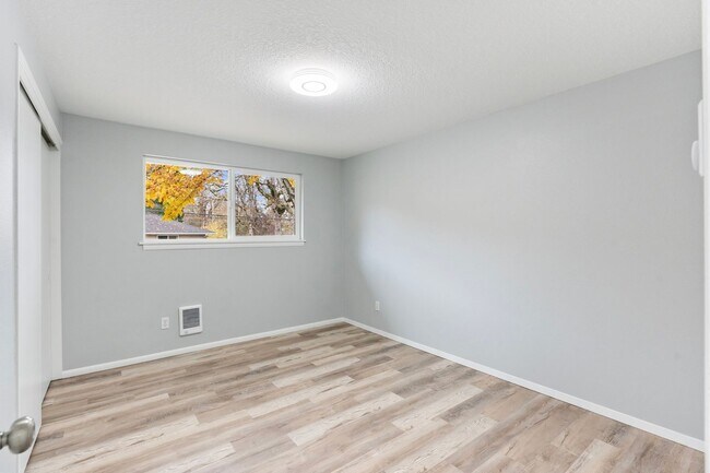 Building Photo - Charming, newly renovated West Linn apartment