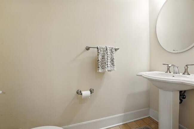 Building Photo - 1025 Maxwell Ln