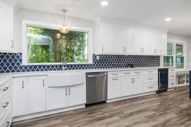 Building Photo - 4989 Kingswood Dr