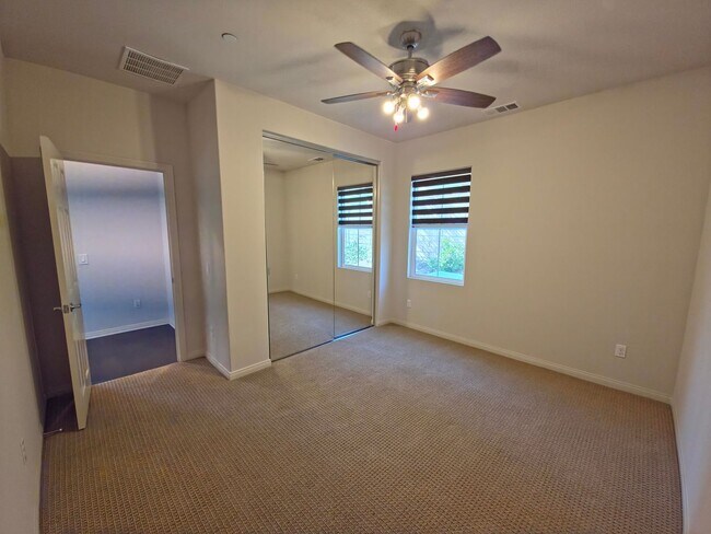 Building Photo - MOVE-IN READY 5+4 in Simi w/mountain views...