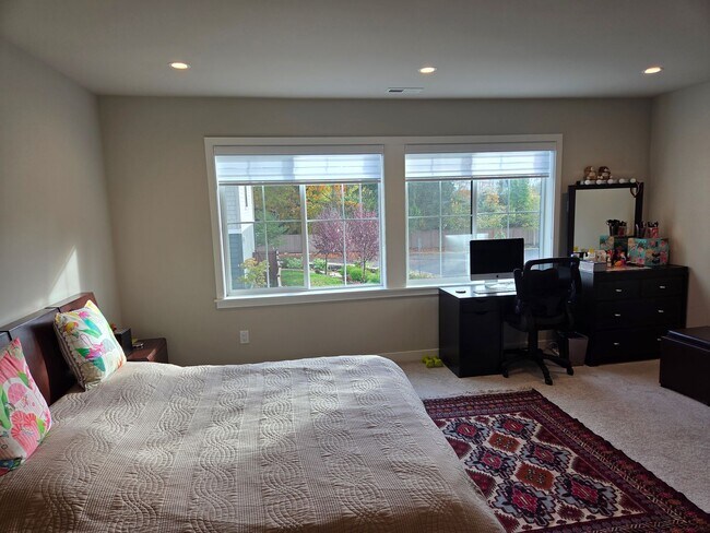 Building Photo - Luxury 3  Bedroom 2.5 Bath Townhome Located in Kirkland