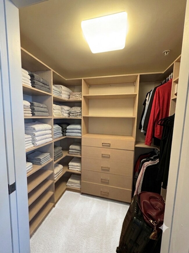 Building Photo - 3 bedroom unit at SYMPHONY HONOLULU!