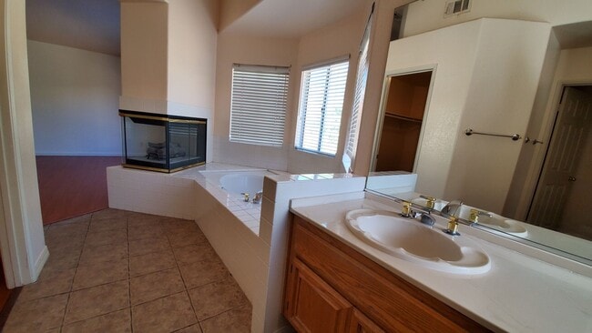 Building Photo - ( ( ( BEAUTIFUL 4 BEDROOM 3 BATH HOUSE!!! ...