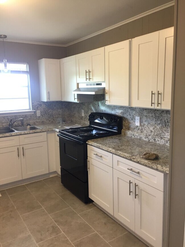 Building Photo - LARGE Spacious 5 bedroom 3 bathroom House