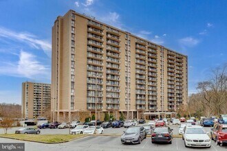 Building Photo - 6100 Westchester Park Dr