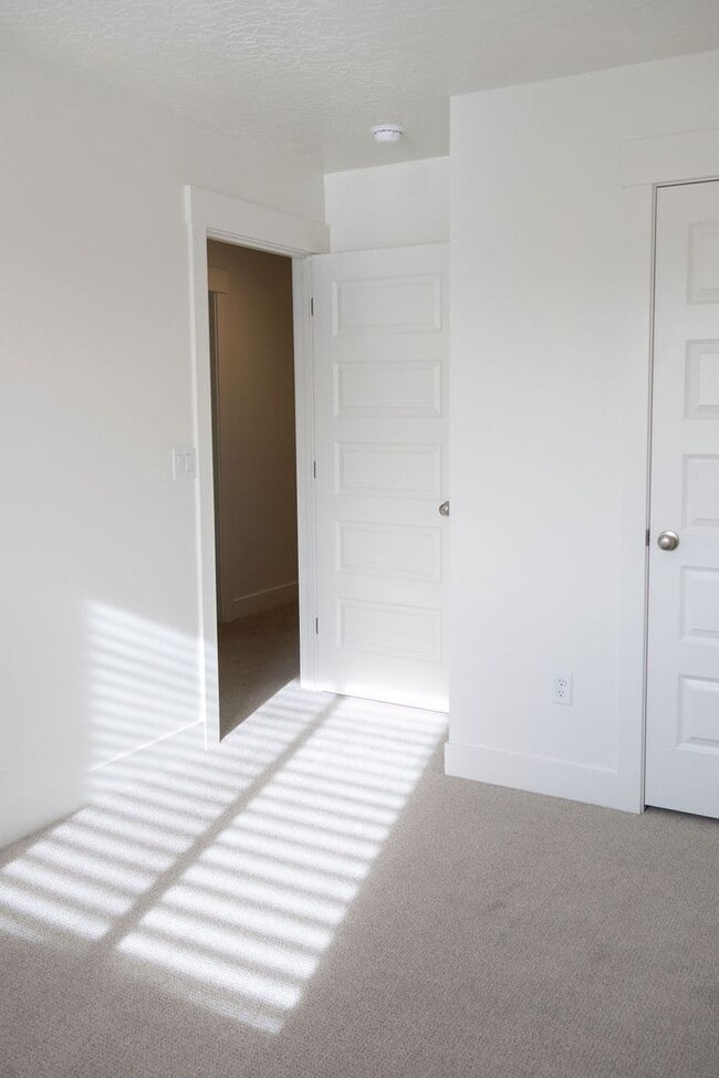 Building Photo - Spacious 4-Bed Home in Sage Canyon - Small Pet Friendly