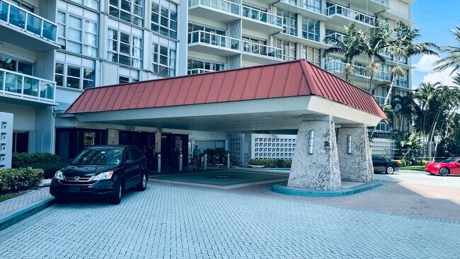 Building Photo - 2451 Brickell Ave