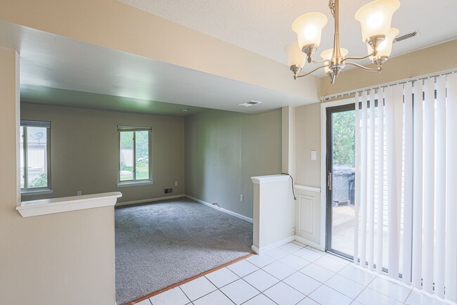 Building Photo - 14 King Henry Cir