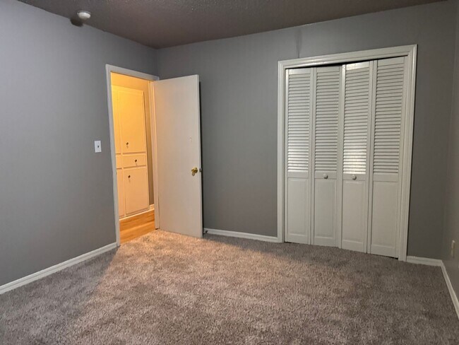 Building Photo - 3 bed 1 bath 2 car garage