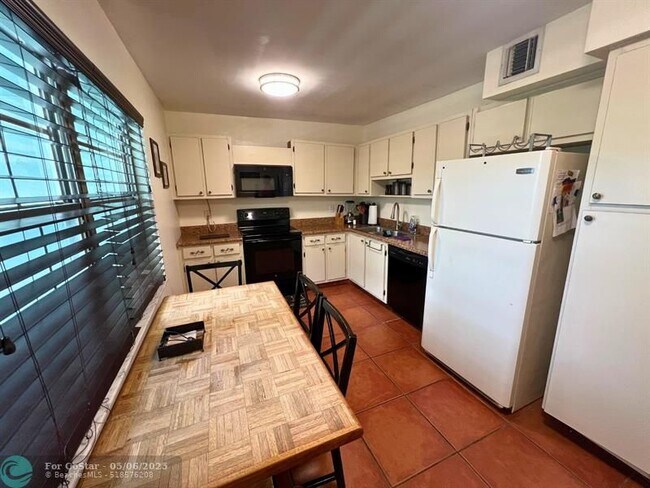 Building Photo - 933 Cypress Grove Dr