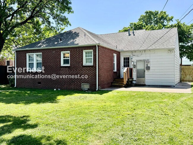 Building Photo - 2 Bed/1 Bath Home with Garage / Pet-Friendly / Available Now!