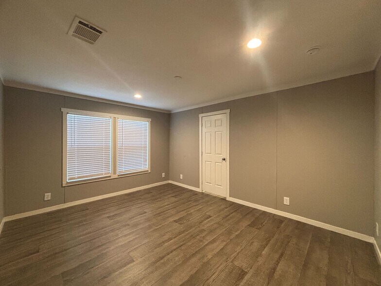 Building Photo - 116 E Semands St