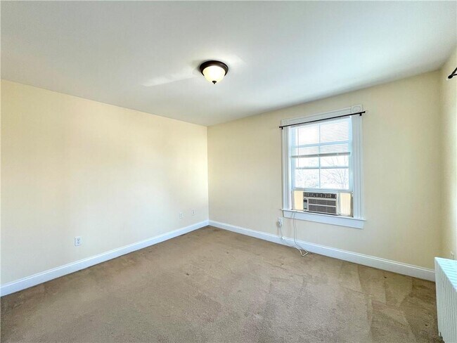 Building Photo - 14 Dresser St