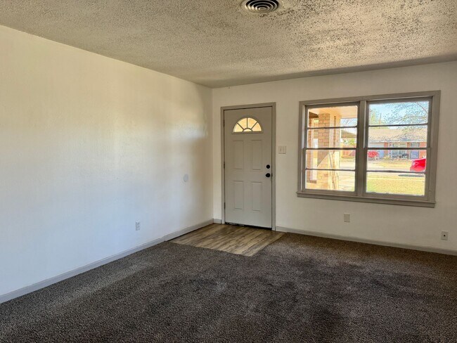 Building Photo - Adorable 3/1.5/1 in Great Location! Minutes from Tech and Hospitals!