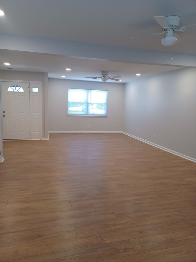Building Photo - Welcome to this beautiful 4-bedroom, 2-bathroom home located in the desirable Virginia Beach, VA