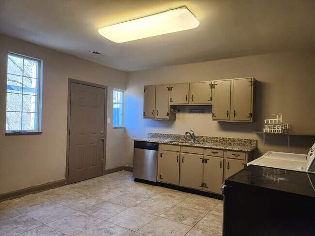 Building Photo - 4911 Sunnyside Ave