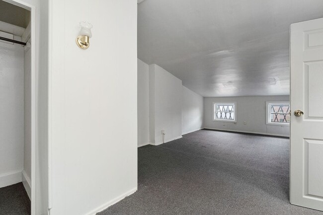 Building Photo - 277 Crown St