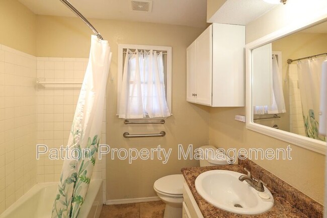 Building Photo - 2905 Salem Dr