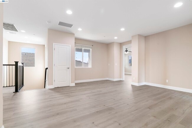 Building Photo - 967 Dainty Ave