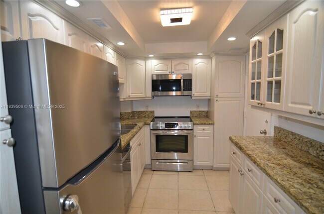 Building Photo - 5005 Collins Ave