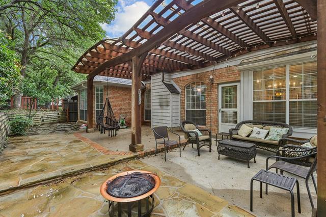 Building Photo - 2520 Woodside Dr