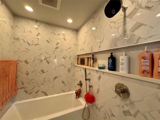 Building Photo - 2805 Silverway Dr