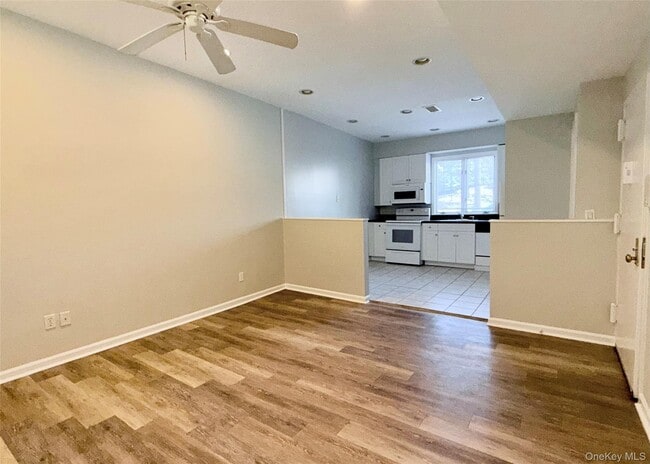 Building Photo - 142 W Boston Post Rd