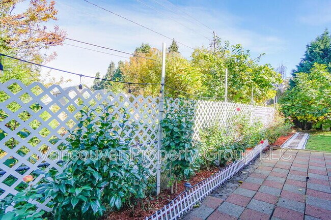 Building Photo - 4404 NE 98th Cir