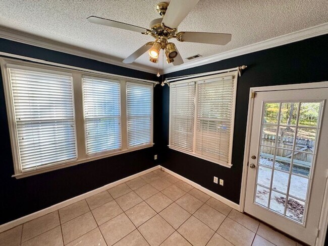 Building Photo - Elegant 2-Story Townhome with Sunroom & Lu...