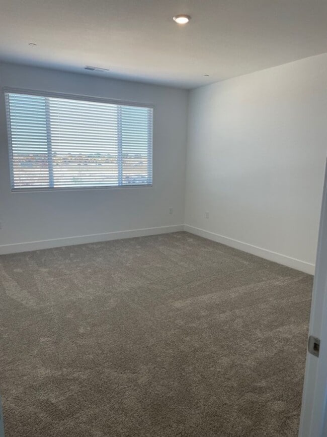 Building Photo - Solar Lennar 4 Bedroom Home on a Large Lot