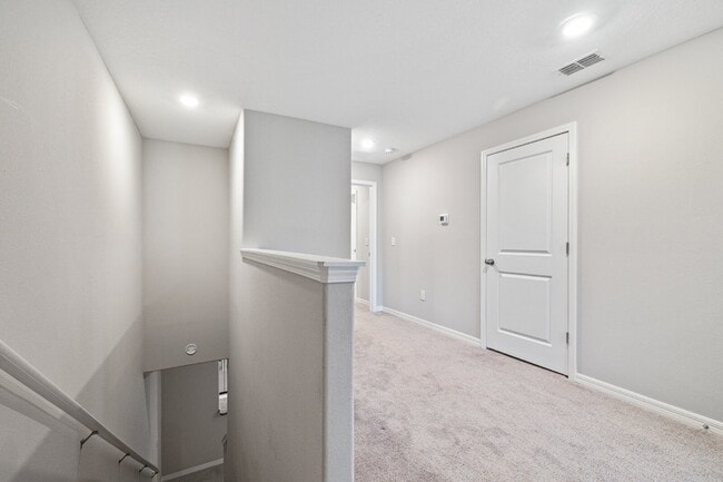 Building Photo - "Charming 3-Bed Sanctuary in Lutz with gre...