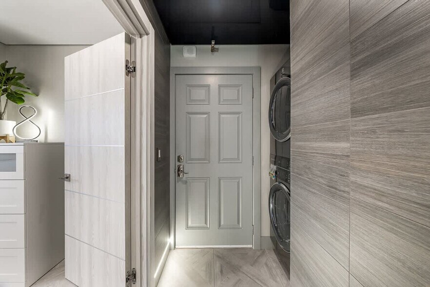 Building Photo - 8743 Thomas Dr