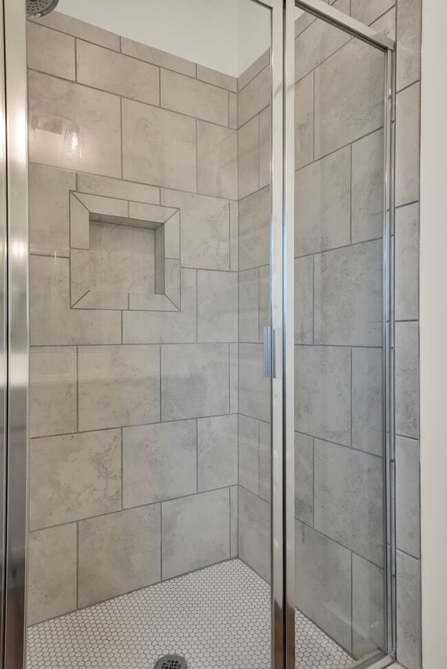 Building Photo - 1 Bedroom Cottage with Fenced Backyard!