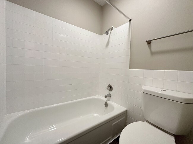 Building Photo - Spacious 2 Bed, 2 Bath Townhome in Overlan...
