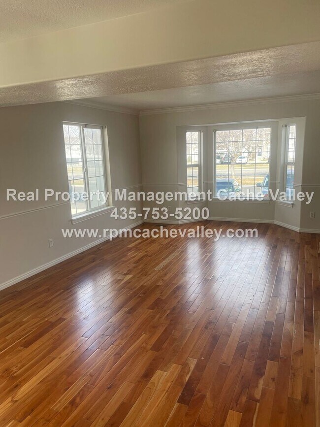 Building Photo - 328 280 N