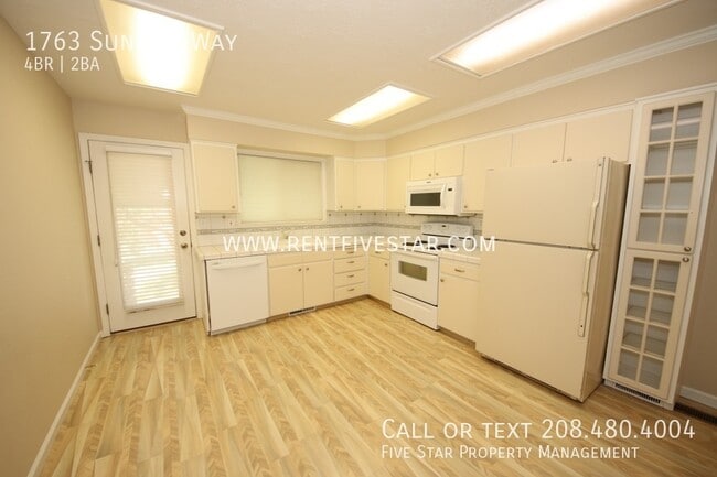 Building Photo - 1763 Sunrise Way