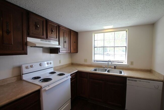 Building Photo - Available Now! 3 bedroom 2.5 bath townhome...