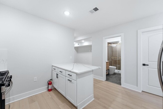 Building Photo - 1205 Hillside Pl