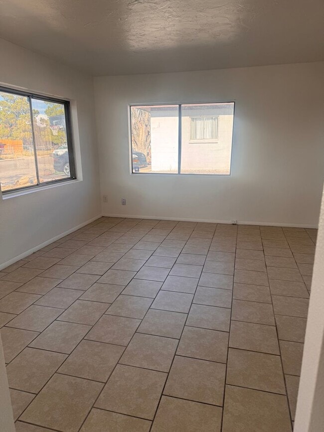 Building Photo - Cozy Home for rent off Poplar