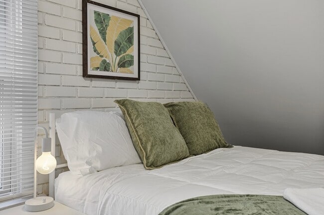 Building Photo - 366 N Hemlock Ave