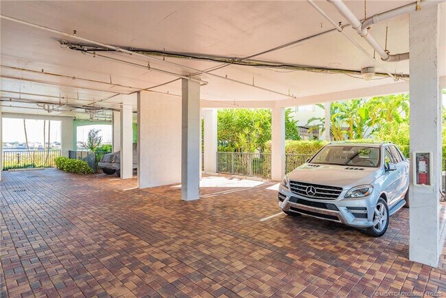 Building Photo - 715 NW Flagler Ave