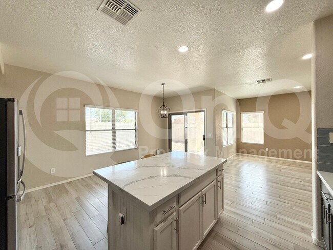 Building Photo - 681 E Woodsman Pl