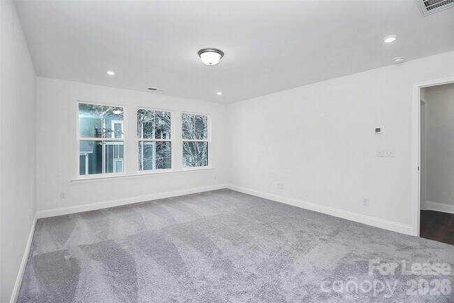 Building Photo - 6029 Mariemont Cir