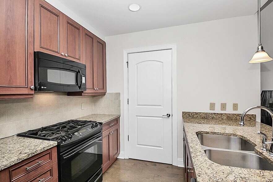 Building Photo - 701 Royal Ct