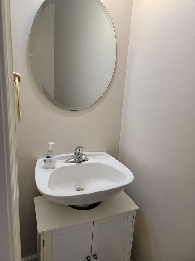 Building Photo - 1110 Carriage Ct