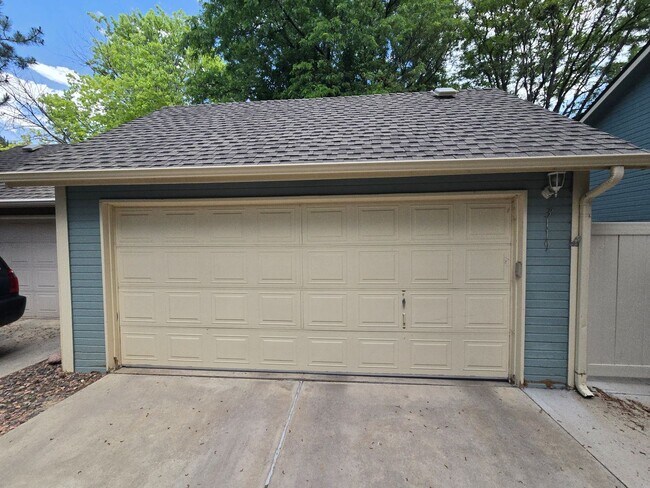Building Photo - 3B/3B in The Shores with Finished Basement...