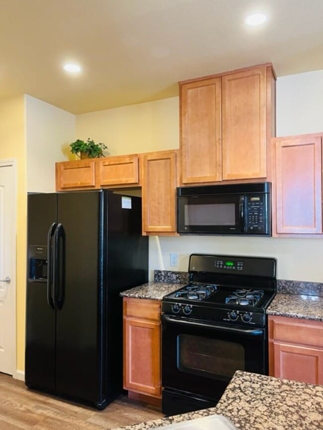 Building Photo - Beautiful Tri-Level Condominium in Gated Elk Grove Community!