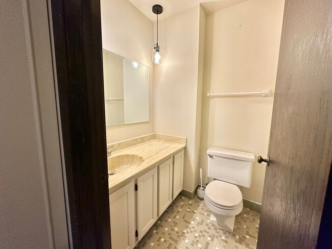 Building Photo - Rare rental opportunity conveniently locat...